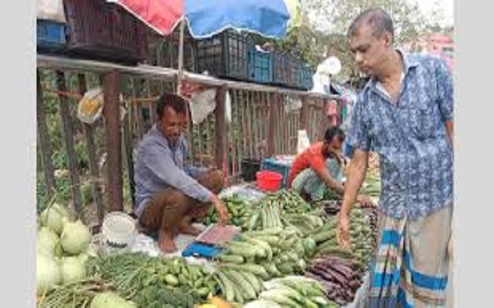 কিশোরগঞ্জে কেনা দামে বিক্রি হচ্ছে সবজি-ডিম